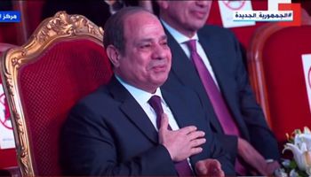 الرئيس السيسي يبكي في حفل قادرون باختلاف