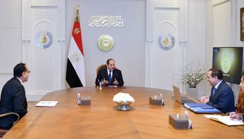 الرئيس السيسي يجتمع مع رئيس الوزراء ووزير البترول