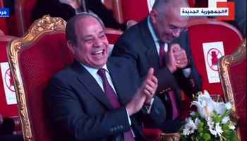 الرئيس السيسي يضحك على موقف كوميدي في حفل قادرون باختلاف
