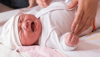 الكشف على الاطفال الرضع