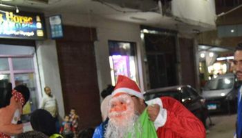 بابا نويل يوزع الهدايا على أطفال الإسكندرية 