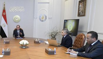 الرئيس السيسي يجتمع مع رئيس الوزراء ورئيس هيئة قناة السويس