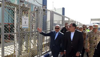 رئيس الوزراء يتفقد محطة محولات كهرباء الشيخ زويد