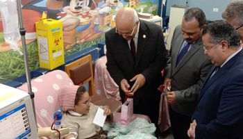رئيس جامعة بنها يوزع الهدايا والورود على أطفال الغسيل الكلوي