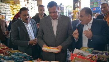 وزير التنمية المحلية ومحافظ مطروح يتفقدان معرض " أهلاً رمضان "