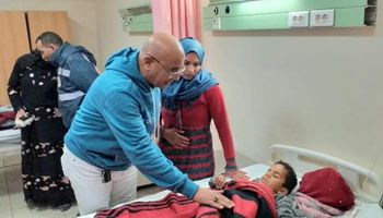 وكيل وزارة الصحة ببنى سويف يزور الأطفال المصابين بانهيار سور منزل 
