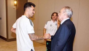بيريز مع لاعبي ريال مدريد