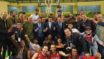 وزير الرياضة يحتفل مع فريق منتخب مصر لكرة السلة