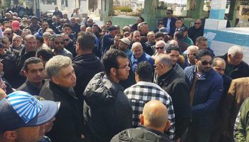 الآلاف يشيعون جنازة الإعلامي محمد غندر في بورسعيد