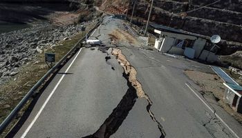 زلزال وانهيارات ارضية