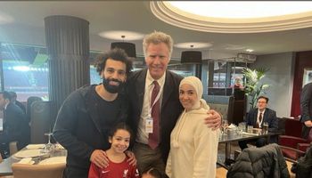 صورة زوجة محمد صلاح مع الممثل الأميركي  