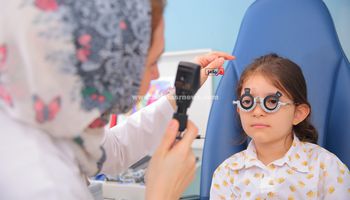 طبيب عيون للأطفال