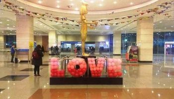 مطار القاهرة يتزين احتفالًا عيد الحب
