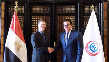 وزير الصحة يستقبل السفير الأسباني لدى مصر