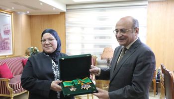 وزير العدل يسلم أسرة الراحل سعيد مرعي وسام الجمهورية من الطبقة الأولى