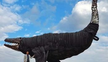 وضع تمثال أضخم حوت في وادي الحيتان في الفيوم