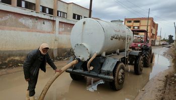 يحب تجمعات مياه الأمطار بشوارع البحيرة 