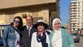أسرة بلغارية تستعيد ذكرياتها ببورسعيد بعد 40 عامًا 