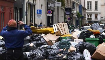  باريس تستخدم الحفارات لإزالة القمامة