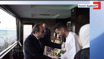 الرئيس السيسي يُصافح مؤمن زكريا في نهائي كابيتانو مصر 
