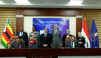 توقيع عقود شراكة بين شركات صناعة الدواء المصرية ونظيراتها بزيمبابوي