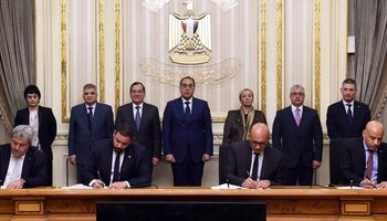 رئيس الوزراء يشهد مراسم توقيع اتفاقية المساهمين بين قناة السويس ومجموعة شركات "V" اليونانية