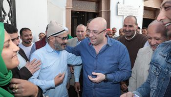 محافظ بني سويف يلتقي عدد من المواطنين والأهالى بعد صلاة الجمعة بمسجد أبو عجيزة 