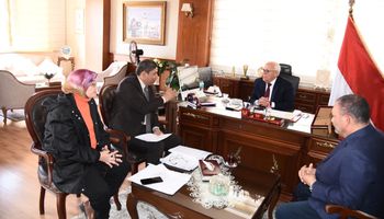 محافظ بورسعيد يستقبل رئيس هيئة الأبنية التعليمية بالمحافظة لمتابعة مشروعات التعاون في قطاع التعليم