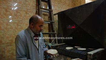 مهنة الخباز.. مهن شاقة في نهار رمضان 
