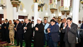 وزير الأوقاف يؤدي صلاة الجمعة بمسجد عمر بن عبد العزيز ببنى سويف 
