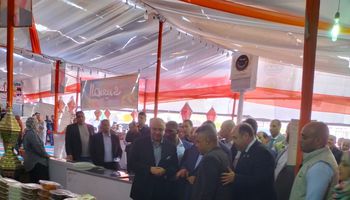 وزير التنمية المحلية بداخل معرض أهلا رمضان ببنى سويف 