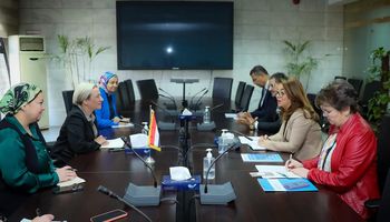 وزيرة البيئة تتسلم أول نسخة من الخطة العربية لإطار العمل بالمنطقة لمدة 5 سنوات قادمة