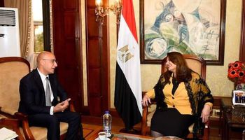 وزيرة الهجرة مع رجل الأعمال والمصرفي المصري وائل حسن