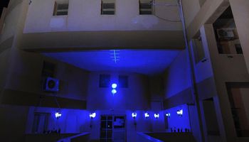 إضاءة مبنى جمعية التقدم باللون الأزرق