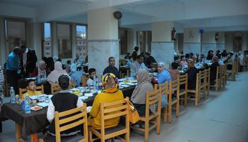 رئيس جامعة كفر الشيخ يشارك مائدة إفطار جماعي مع أسرة العاملين بالجامعة