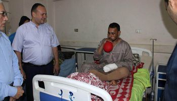 مريض ينفخ "بالونة العيد" بأحد مستشفيات الفيوم