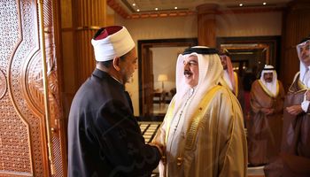 أحمد الطيب وملك البحرين 