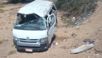 إصابة 13 شخص في حادث إنقلاب سيارة ميكروباص بالطريق الحر