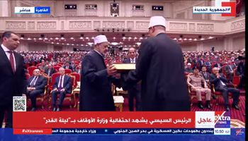 شيخ الأزهر يهدي الرئيس عبد الفتاح السيسي نسخة فريدة من مصحف الأزهر الشريف 