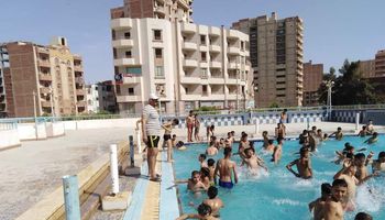 الأطفال يحتفلون بعيد الفطر المبارك بحمامات السباحة بمركز ومدينة الواسطى ببنى سويف 