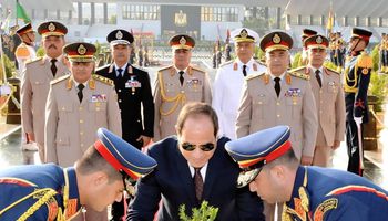 الرئيس السيسي يضع اكليل من الزهور على قبر الرئيس السادات
