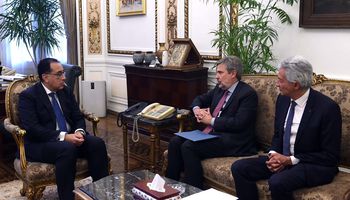 رئيس الوزراء يلتقي سفير إيطاليا لدى مصر