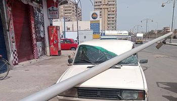 سقوط عامود إنارة علي سيارة 