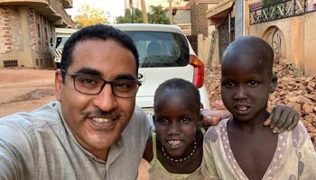 طبيب مصري يفتح عيادته الخاصة لاستقبال المصابين في حرب السودان