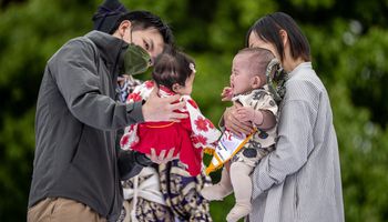 مهرجان سومو بكاء الأطفال