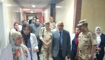 مدير مستشفى عين شمس يستقبل وفدًا من القوات المسلحة