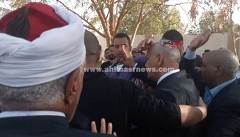 تشييع جنازة محمود بكري بمسقط رأسه بقنا