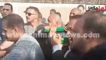 لحظات إصابة مصطفى بكري أثناء تشييع جنازة شقيقه 