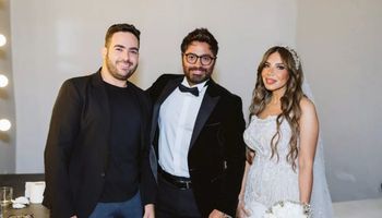 تامر حسني مع مدير أعماله في زفافها