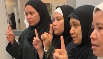 4 سيدات يشهرن إسلامهين